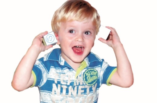 Pexeso pro usi kluk s kostkami u hlavy.jpg